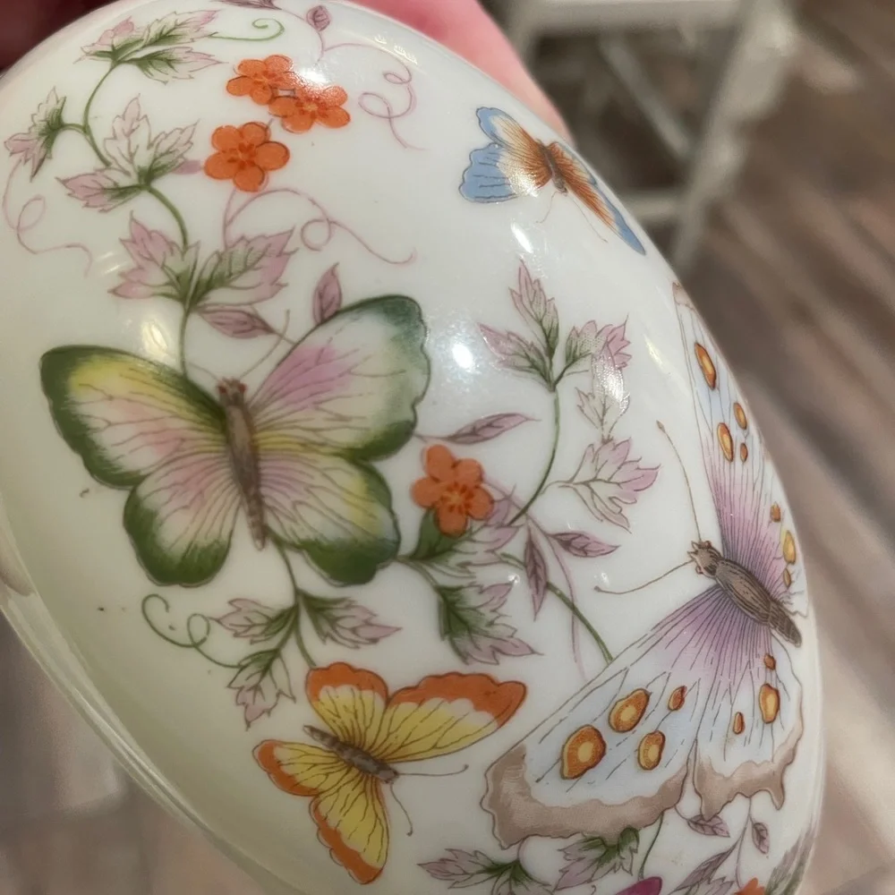 Vintage 1974 Avon Egg Shaped Trinket / Jewelry Storage Dish with 24K Gold Trim